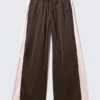 Weite Trainingshose in Relaxed Fit – Dunkelbraun – Rosa Streifen Weite Trainingshose in Relaxed Fit – Dunkelbraun – Rosa Streifen