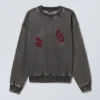 Weites Sweatshirt mit Print – Schwarz gewaschen – Down to Earth Weites Sweatshirt mit Print – Schwarz gewaschen – Down to Earth