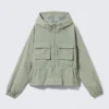 Windjacke aus Nylon – Staubiges Khaki-Grün Windjacke aus Nylon – Staubiges Khaki-Grün