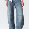 Workwear-Jeans mit niedriger Leibhöhe und weitem, tonnenförmigem Barrel – Mittelblau – Mittelblau Workwear-Jeans mit niedriger Leibhöhe und weitem, tonnenförmigem Barrel – Mittelblau – Mittelblau