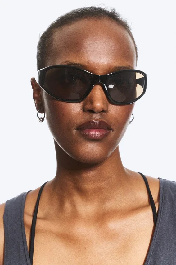 Wrap-Around-Sonnenbrille – Schwarz – Schwarze Gläser Wrap-Around-Sonnenbrille – Schwarz – Schwarze Gläser