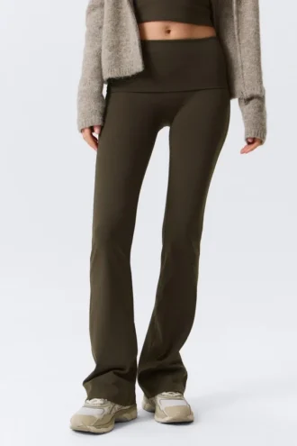 Yoga-Leggings mit gefaltetem Bund und ausgestelltem Bein – Dunkelbraun