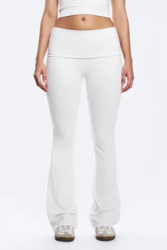 Yoga-Leggings mit gefalteter Taille und ausgestelltem Bein – Weiß