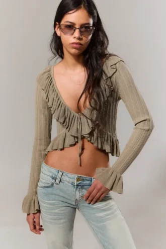 Yulia B Strickjacke mit Rüschen und V-Ausschnitt – Staubiges Khaki-Grün