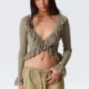 Yulia B Strickjacke mit Rüschen und V-Ausschnitt – Staubiges Khaki-Grün Yulia B Strickjacke mit Rüschen und V-Ausschnitt – Staubiges Khaki-Grün
