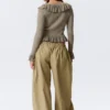 Yulia B Strickjacke mit Rüschen und V-Ausschnitt – Staubiges Khaki-Grün Yulia B Strickjacke mit Rüschen und V-Ausschnitt – Staubiges Khaki-Grün