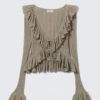 Yulia B Strickjacke mit Rüschen und V-Ausschnitt – Staubiges Khaki-Grün Yulia B Strickjacke mit Rüschen und V-Ausschnitt – Staubiges Khaki-Grün