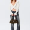 Yulia B Strickjacke mit Rüschen und V-Ausschnitt – Weiß Yulia B Strickjacke mit Rüschen und V-Ausschnitt – Weiß