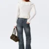 Yulia B Strickjacke mit Rüschen und V-Ausschnitt – Weiß Yulia B Strickjacke mit Rüschen und V-Ausschnitt – Weiß