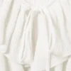 Yulia B Strickjacke mit Rüschen und V-Ausschnitt – Weiß Yulia B Strickjacke mit Rüschen und V-Ausschnitt – Weiß