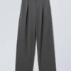 Zia-Hose – Grau mit Nadelstreifen Zia-Hose – Grau mit Nadelstreifen