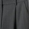 Zia-Hose – Grau mit Nadelstreifen Zia-Hose – Grau mit Nadelstreifen