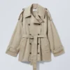 Zoey Shorts Trenchcoat mit ausgefransten Kanten – Beige Zoey Shorts Trenchcoat mit ausgefransten Kanten – Beige